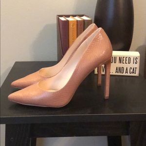 Spring Sale 👠Nude snake print Nine West Heels